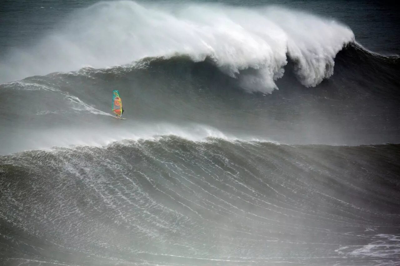 Самая высокая волна. Атлантический океан волны убийцы. Солитон волна убийца. Биг Вейв серфинг Назаре. ЦУНАМИ В Португалии.