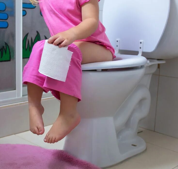 Красивый унитаз. Нерегулярный стул. Женщины туалет на природе. Girl pooping on the toilet. Красивые женщины в туалете.