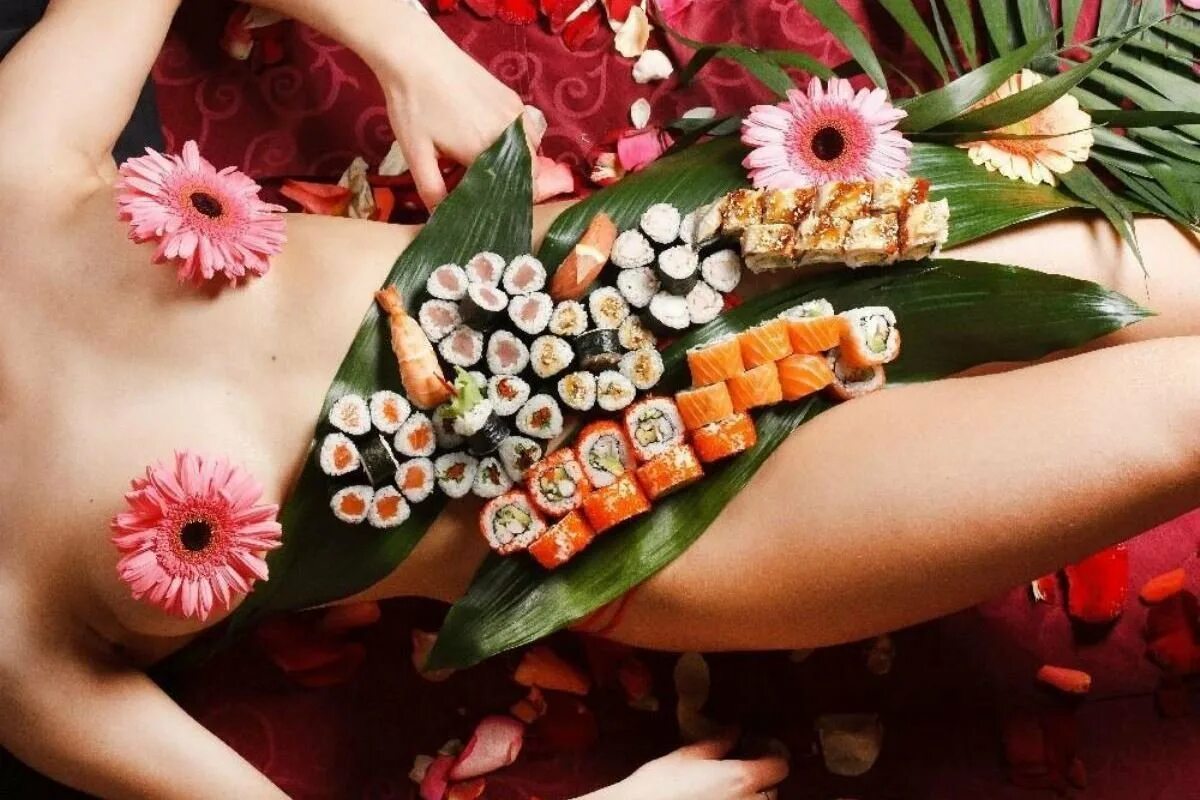 Нетаймори. Суши на девушке. Нетаймори. Ниотамори — японская традиция «суши на голом теле». Нётаймори (ниотамори.