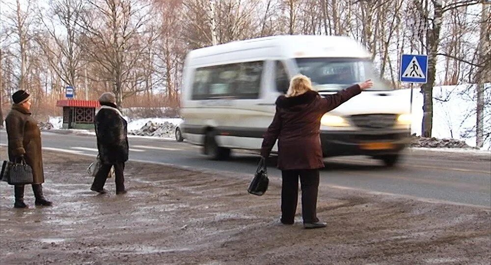 Люди на остановке. Автобусная остановка с людьми. Голосует на остановке. Ожидание автобуса. Маршрутка уехала не подкините маша полное видео