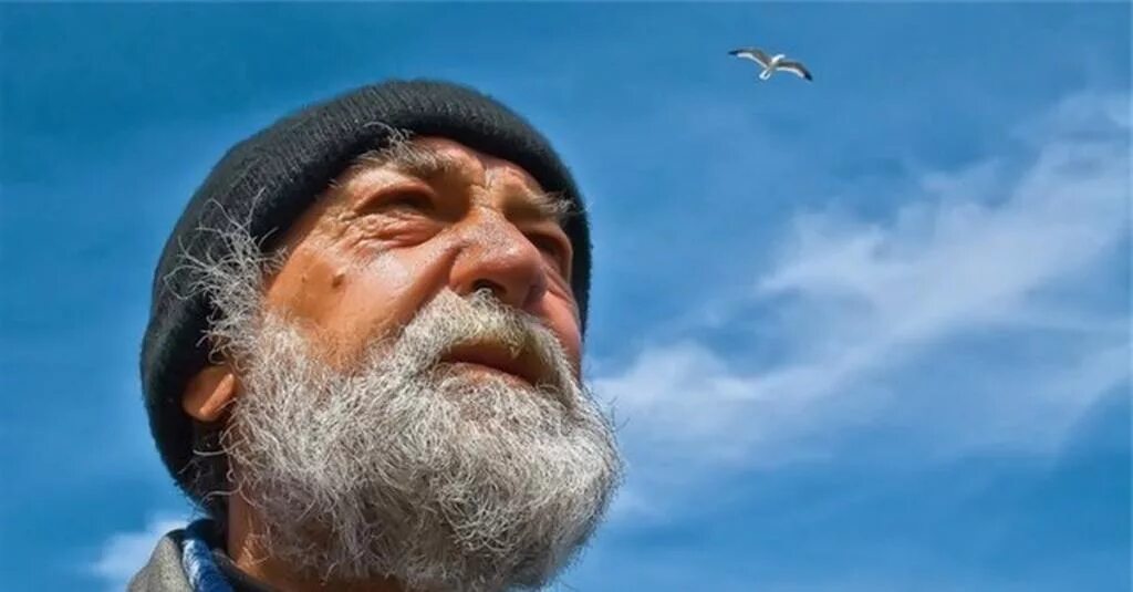 Дед с ноутбуком. Фото старика прикольное. Задумчивый старик. Смешной дед. Старик знал 1 что.