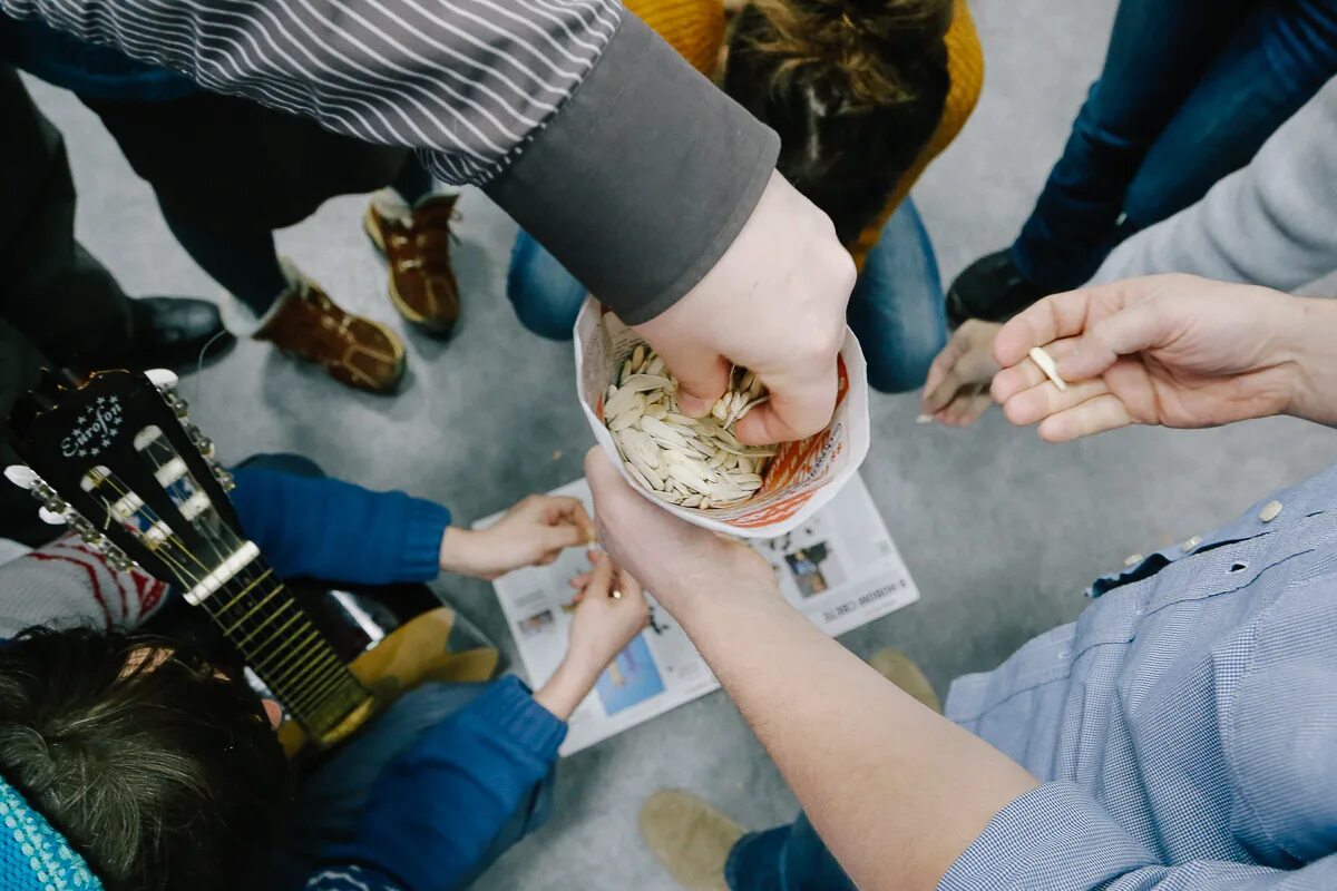 Человек ест семечки. Грызть семечки. Семечки девушка. Семечки. Лузгать семечки.