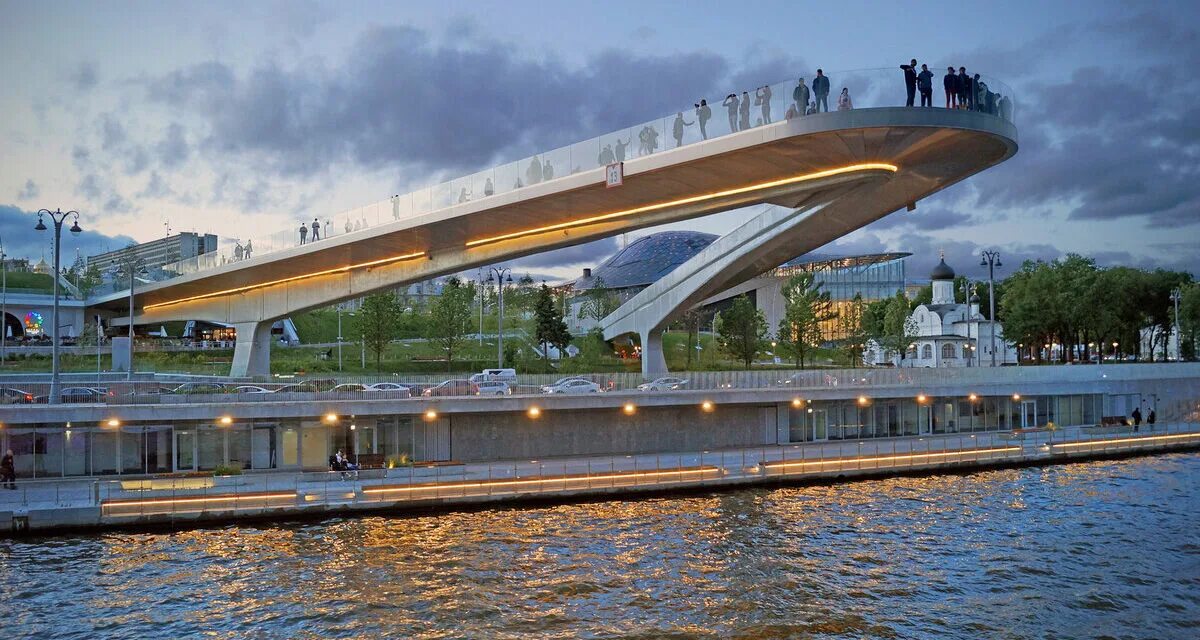 Парящий мост в зарядье. Парк зарядье мост кремль. Виси москва. Парк зарядье мост. Виси москва.