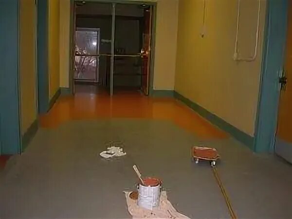 Какой краской красить линолеум на полу. Покрасить старый линолеум. покрасить линолеум краской. крашенный линолеум. покраска линолеума до и после.
