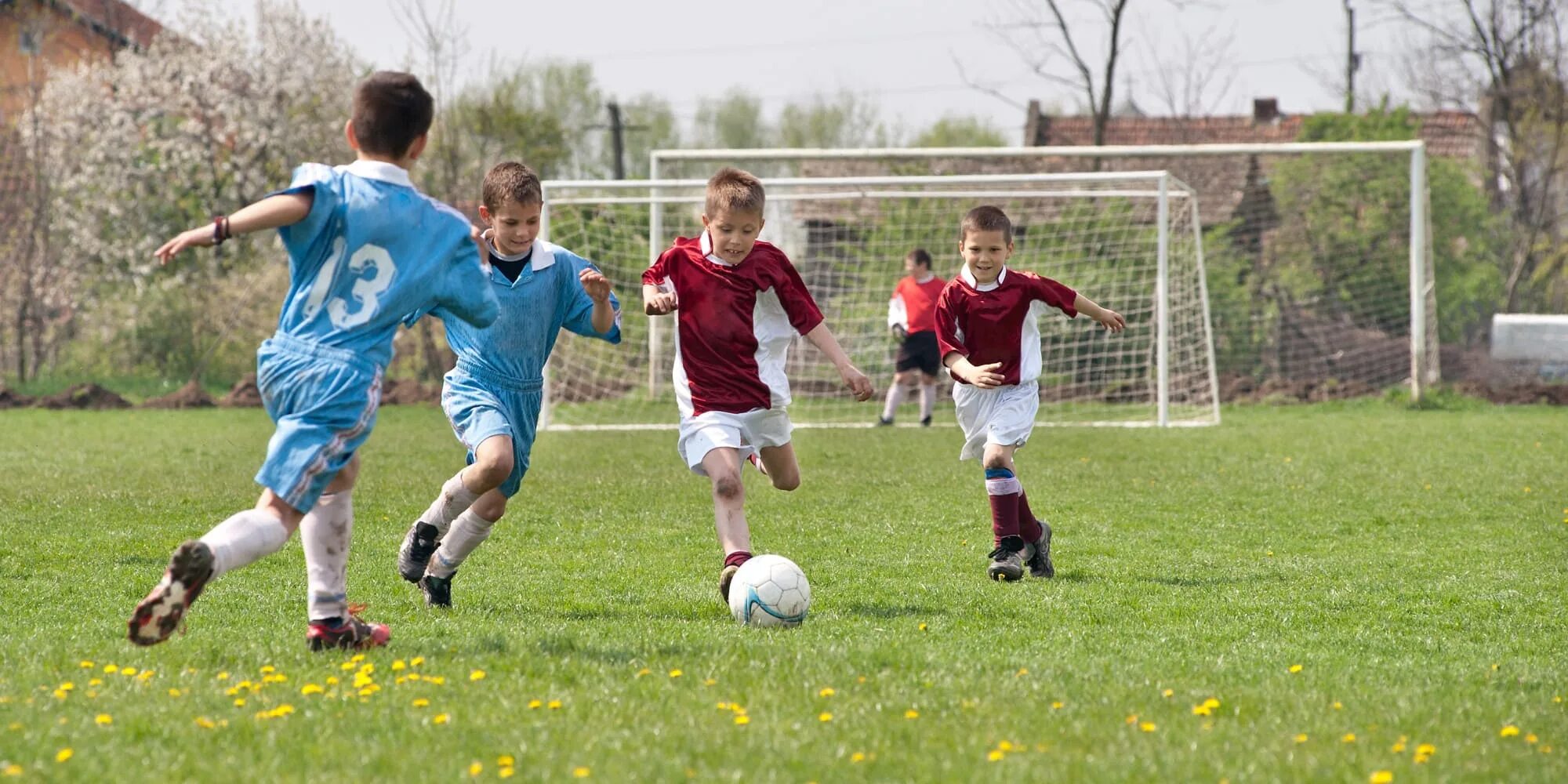 Детский футбол. Игра футбол. Футбол дети. Футбол дети на улице. Учимся играть футбол