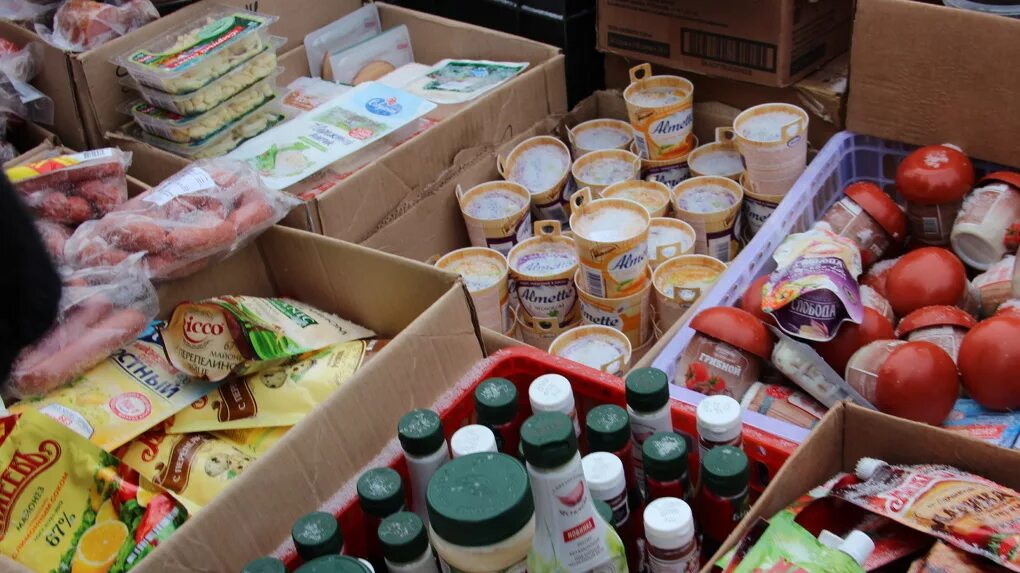 Уходовая косметика в ванной. Продукты просрочка. Куда можно использовать просроченные. Использованная косметика. Тележка с продуктами.