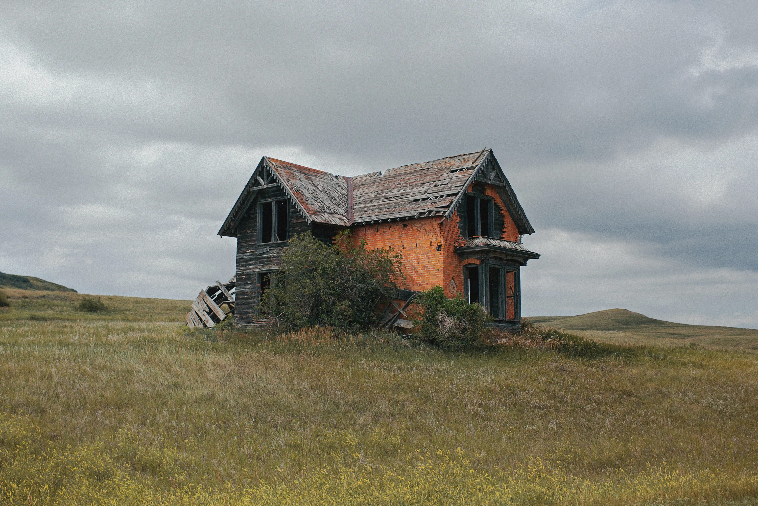 Аналогично фото. Исландия деревня заброшенные. Заброшенный деревенский дом. Заброшенные деревни в Америке. Заброшенная американская деревня.