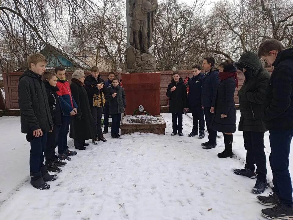 Могилы голливудских звезд. Памятник с фамилиями. Памятник подвиг твой бессмертен. Бессмертная могила. Мем с могилой.