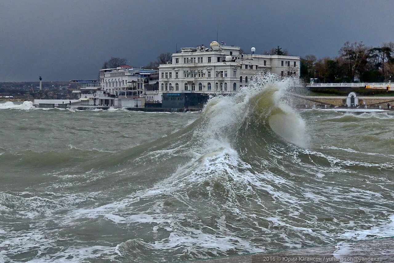 Крым шторм севастополь. Что сейчас происходит в крыму шторм. Севастополь море шторм. Шторм набережная севастополь. Шторм ялта 2007.
