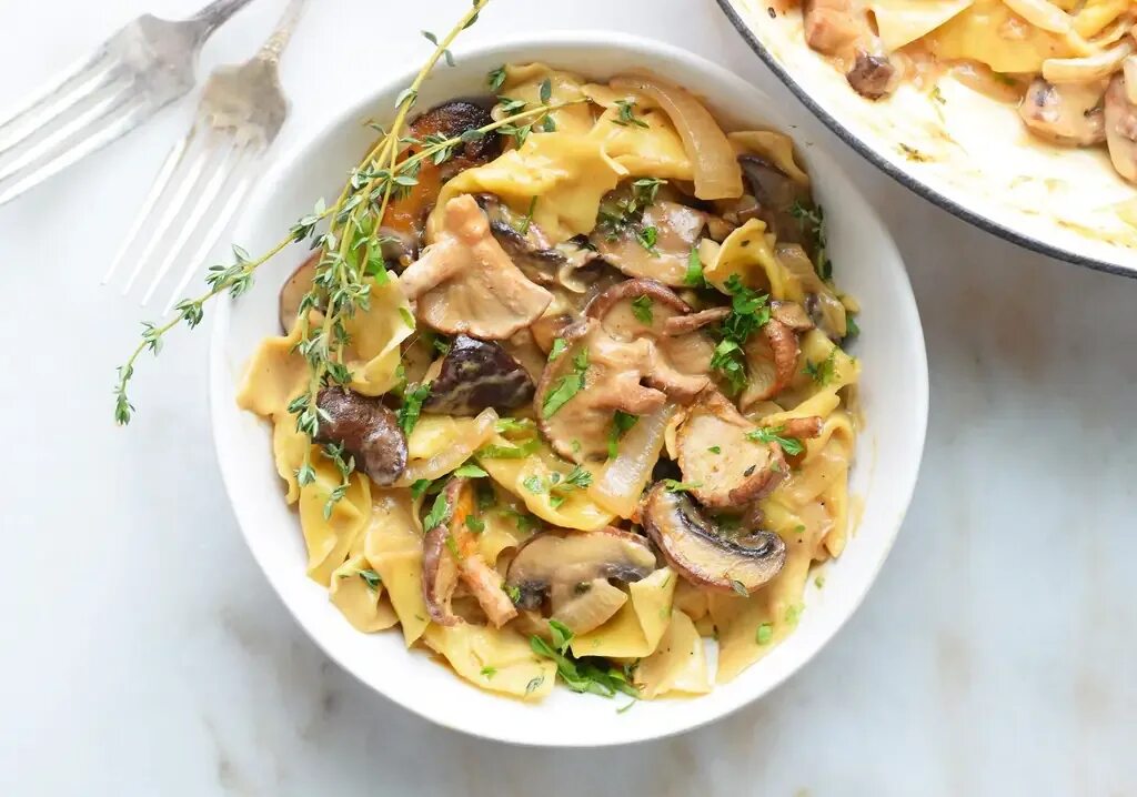 Vegan Mushroom Stroganoff. Бефстроганов вегетарианский. Строганов из грибов. Грибы по вегатаотански.