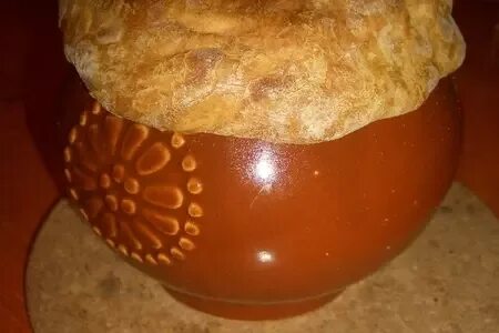 В горшочке с крышкой из теста. Съедобные горшочки из теста. горшок для теста. тесто для съедобной горшок для жаркого. крышечка из теста для горшочков.