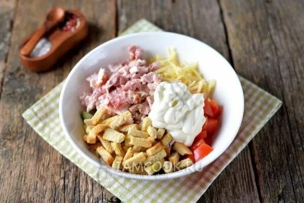 Салат с копчёной курицей без варки. Салат малибу с кукурузой. Салат малибу с курицей. Салат с кириешками и копченой курицей. Салат малибу с курицей.