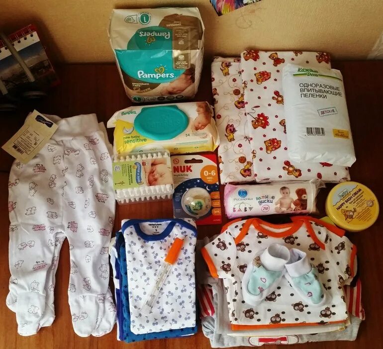 Какую одежду малышу в роддом. Вещи в роддом для ребенка. вещи для новорожденных в роддом. нужные вещи для новорожденных в роддоме. сумка на выписку в роддом с детскими вещами.