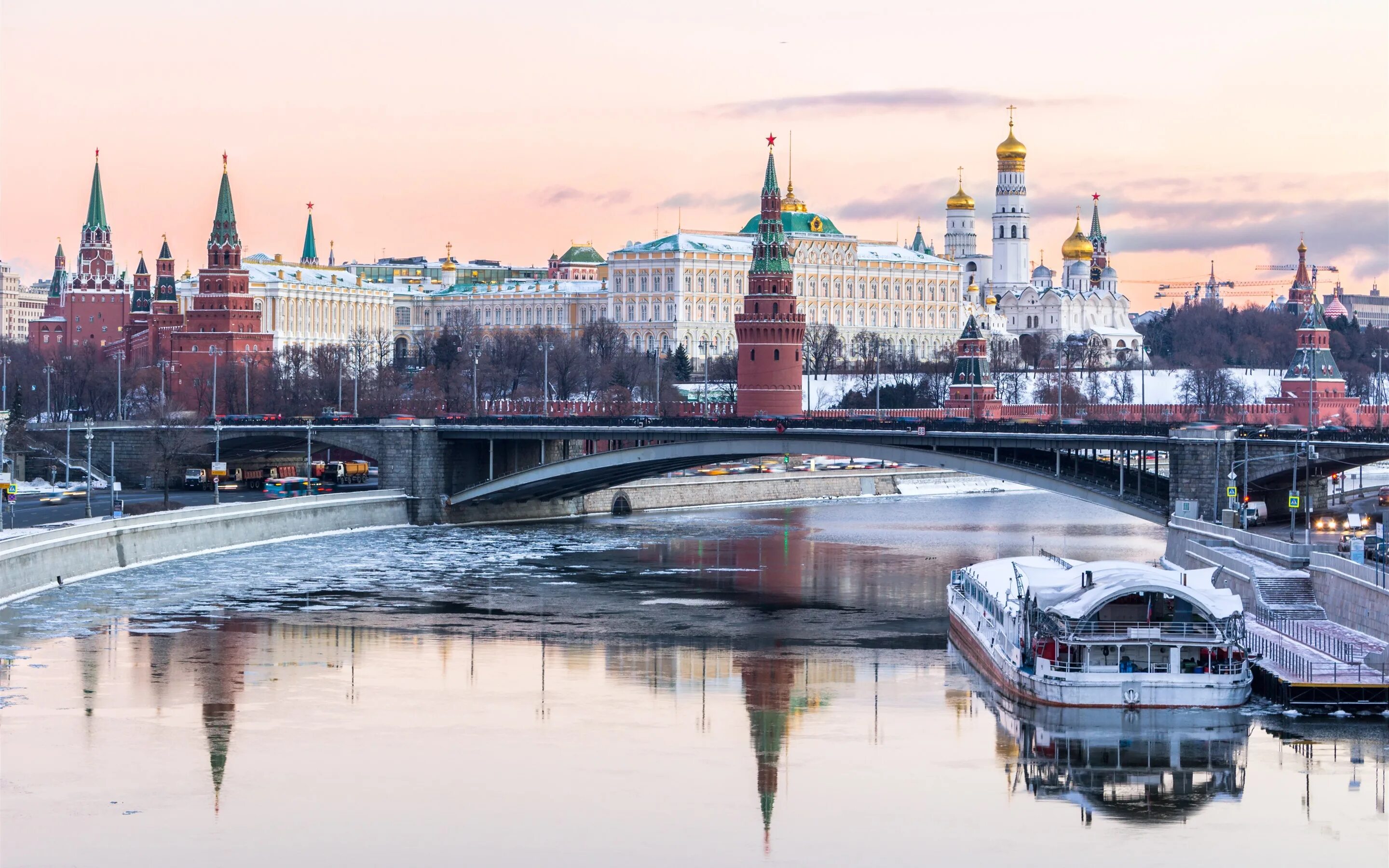 Москва. Москва Кремль Москва река. Москоу Сити река Москва. Красная площадь и Москва река.