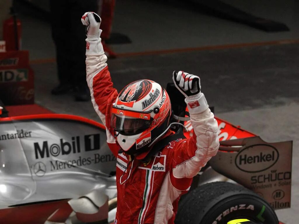 Профессия гонщик. Bmw m4 dtm. Дмитрий матвеев автогонщик. Гонщик в шлеме за рулем. Автогонщик 4 буквы.