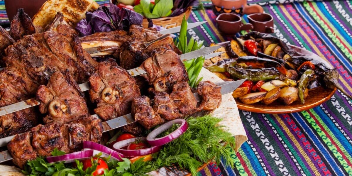 Шашлык алматы. Шашлык алматы. Шашлычник в алматы. Шашлык алматы. Шашлык из свинины фирменный 00х300.