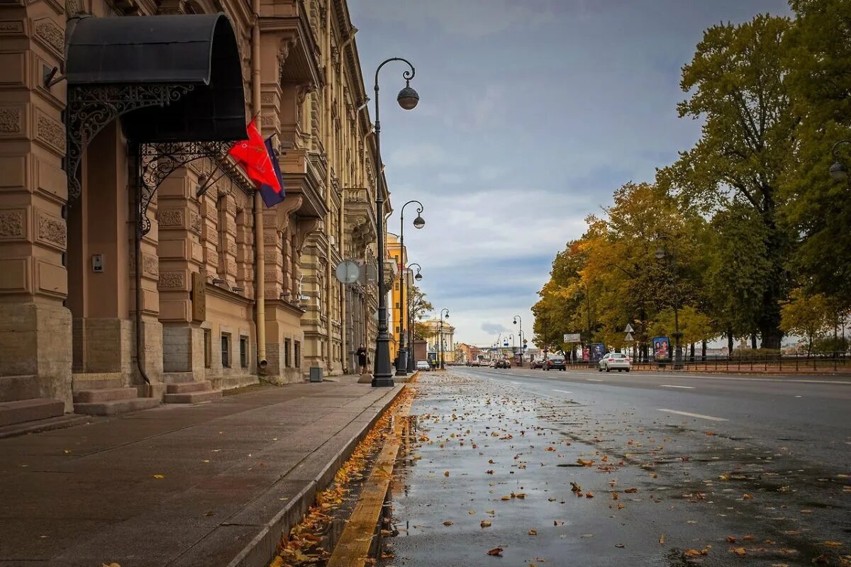 Обыкновенная улица. Улица города. красивые городские улицы.