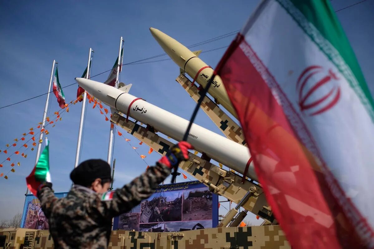 Есть ли атомное оружие у ирана. Иранские ракеты. Американские ракеты. Ракета Военная. Ракеты России военные.