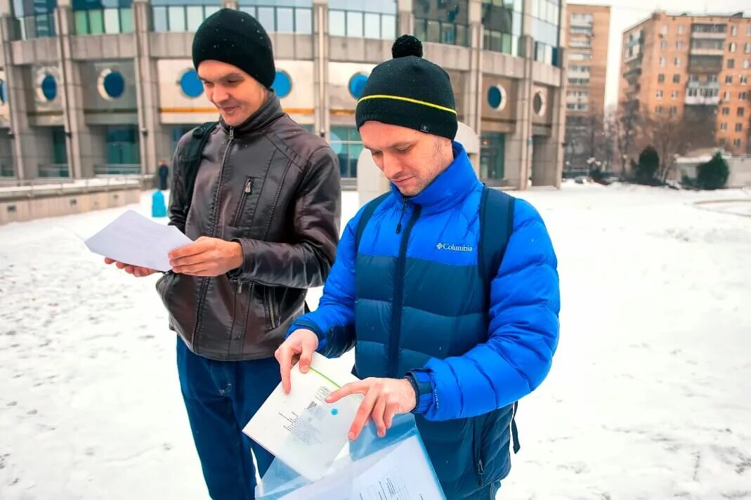 Прямой работодатель курьер пешим москва. Пеший курьер в Москве. Курьер зимой. Курьеры зимой в Москве. Пеший курьер зимой.