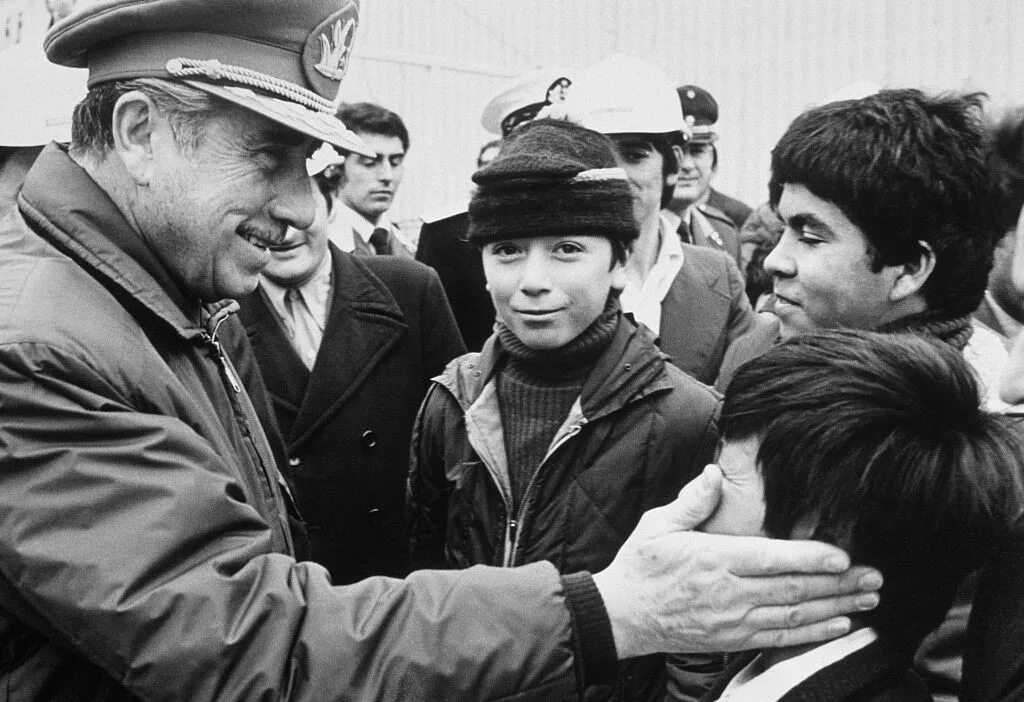 Переворот в чили в 1973 году. Народное единство в чили 1970 год. Переворот в чили 1973 альенде. Чилийская революция альенде. Сальвадор альенде 1973.