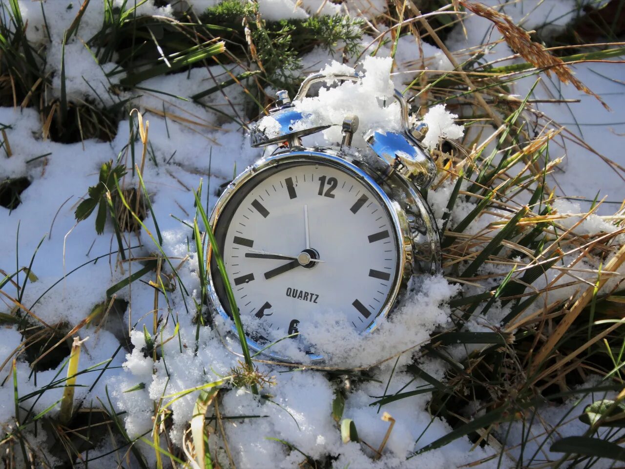 Часы скоро. Часы идут. Часы. Суетливая женщина. Не забудьте перевести часы.