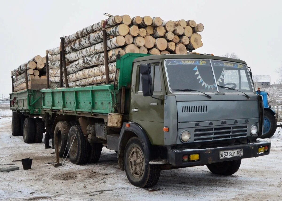 Перевозка груза камазом. Бортовой автомобиль камаз 65117. Камаз самосвал с прицепом. Длиномер камаз 12 метров. Камаз 53215 бортовой.