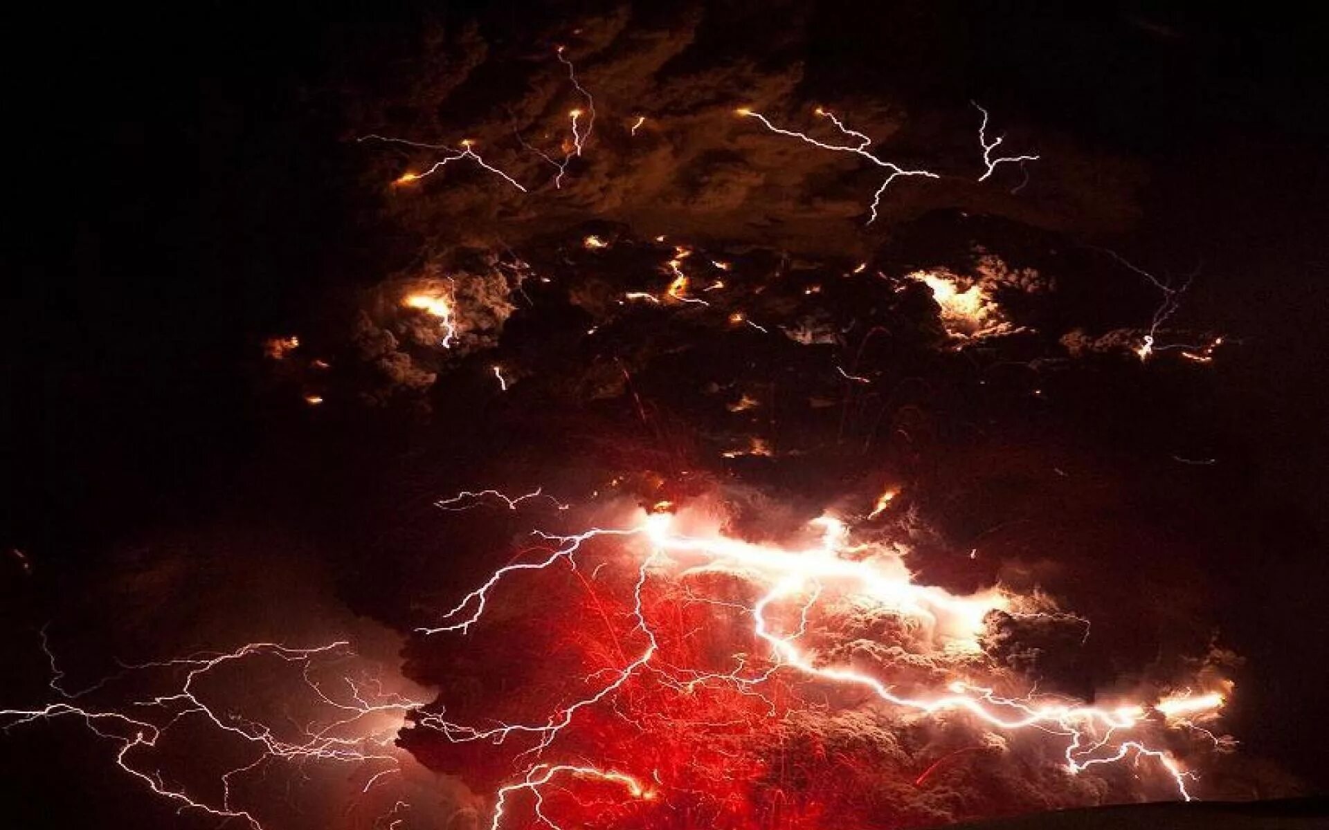 Огненная гроза. Извержение вулкана Пуйеуэ 2011. Огненная молния. Огонь и молния. Красная молния.