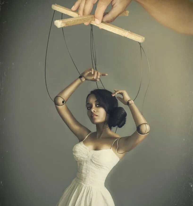 Кукловод девушка. Марионетки арт фэнтези. Кукловод девушка. Марионетка человек. Фотосессия марионетка.