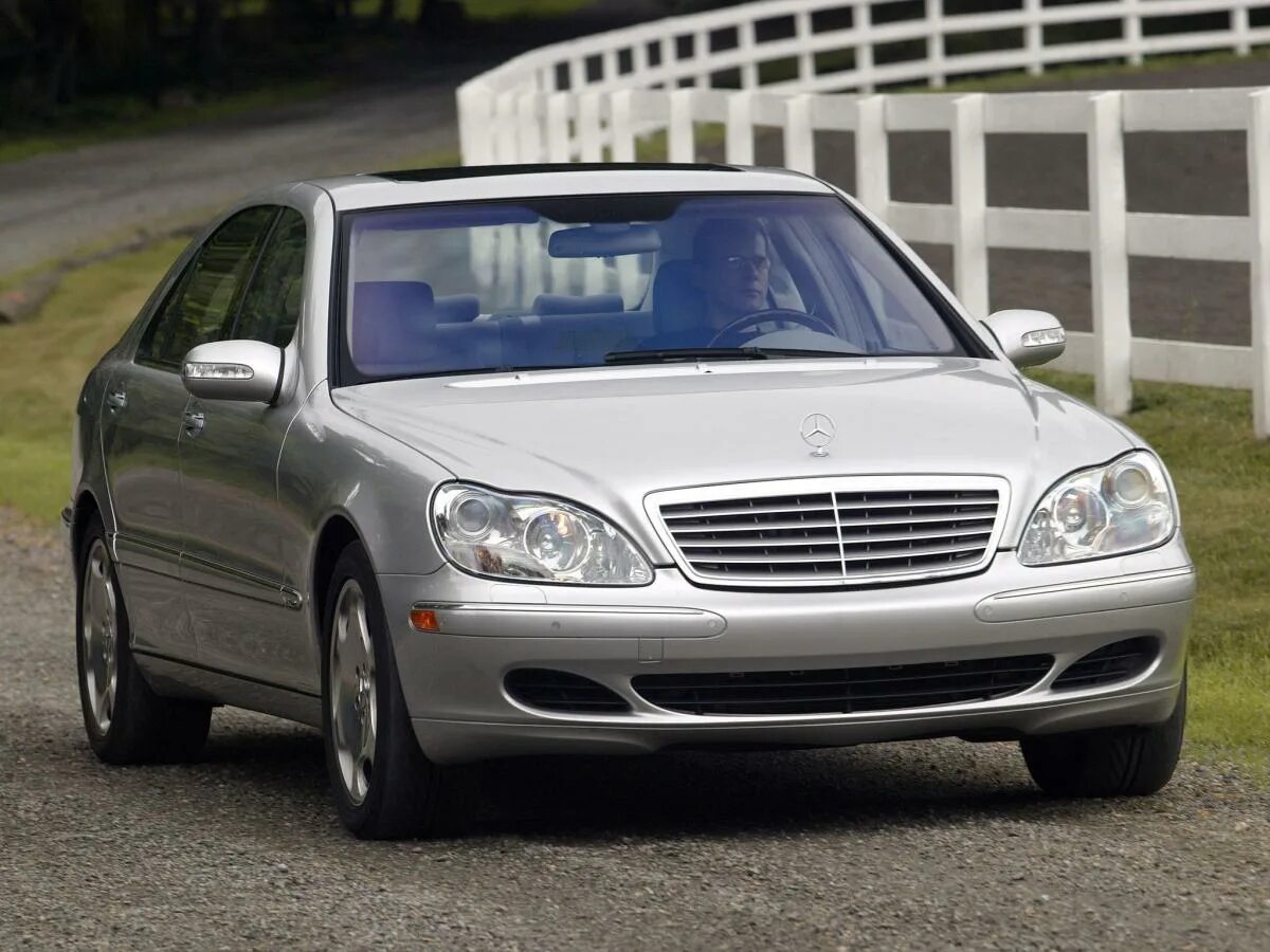 Куплю mercedes s. Мерседес w220. Mercedes s600 w220. Mercedes Benz s220. Mercedes Benz s w220.