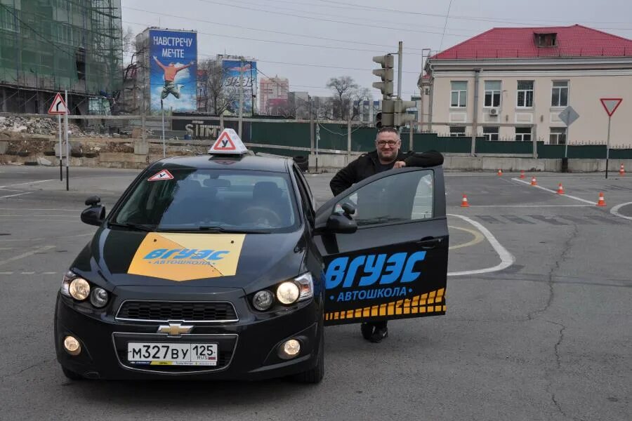 Автошкола на луговой. Досааф автошкола владивосток. Автошкола руль. Инструкторы автошколы седан в владивосток. Автошколы владивостока отзывы.