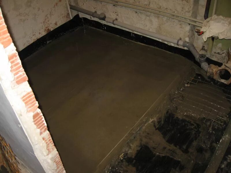 Стяжка пола под плитку. Стяжка пола в квартире. Стяжка в санузле. Гидроизоляция пола в ванной. Пол в ванной стяжка.