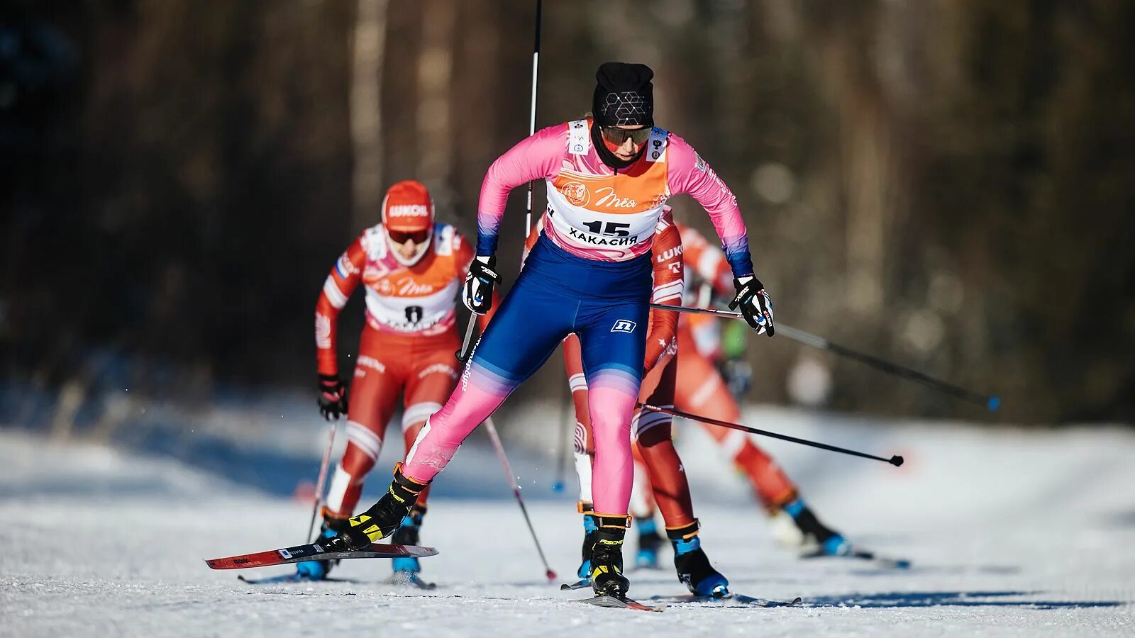 пожилые люди на лыжах. горнолыжник в горах. пара на лыжах. лыжи дезурик беговые. зимние лыжи.