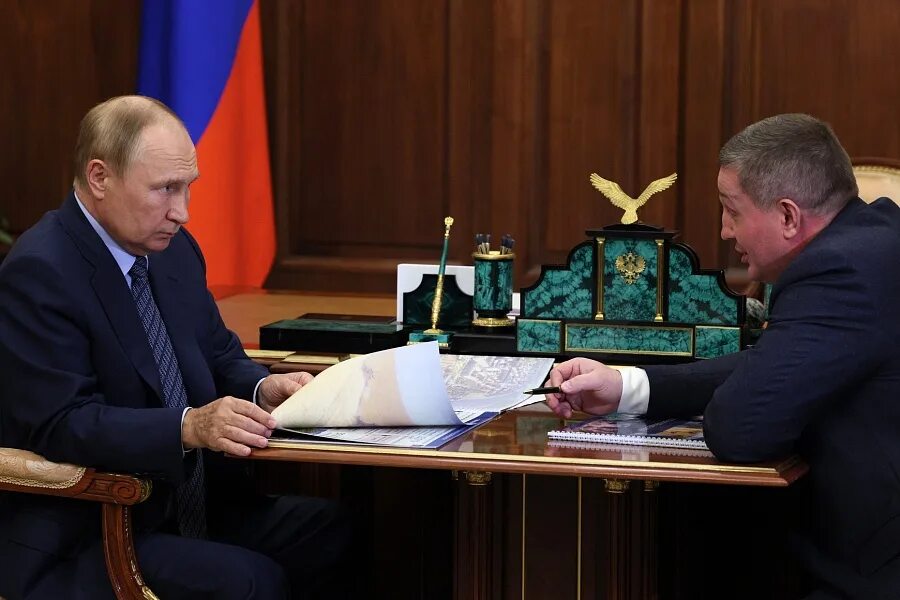 Встреча с владимиром владимировичем. Бочаров и путин. встреча с губернатором. заместитель президента россии. переговоры политиков.