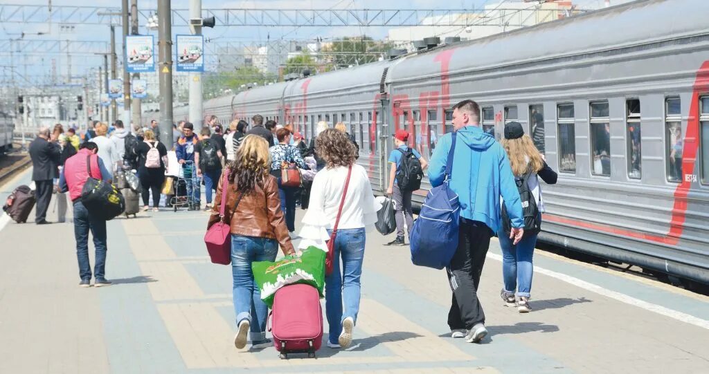 Ярославский вокзал перрон пригородных электричек. Пассажиры на вокзале. Пассажиры на перроне. Посадка пассажиров в поезд.