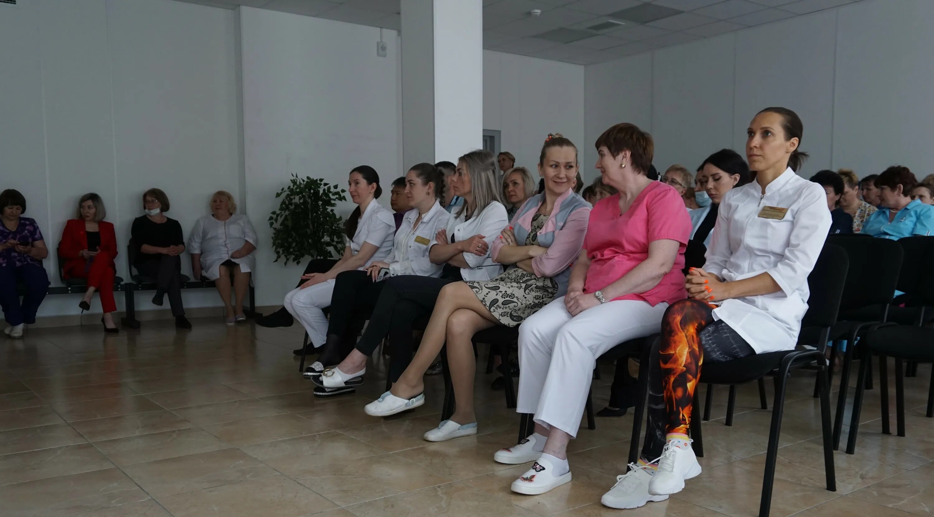 Реабилитация в бассейне. Сахалинский областной реабилитационный центр. Сахалинский областной реабилитационный центр. Реабилитационный центр для инвалидов в южно-сахалинске. Центр южно-сахалинск.