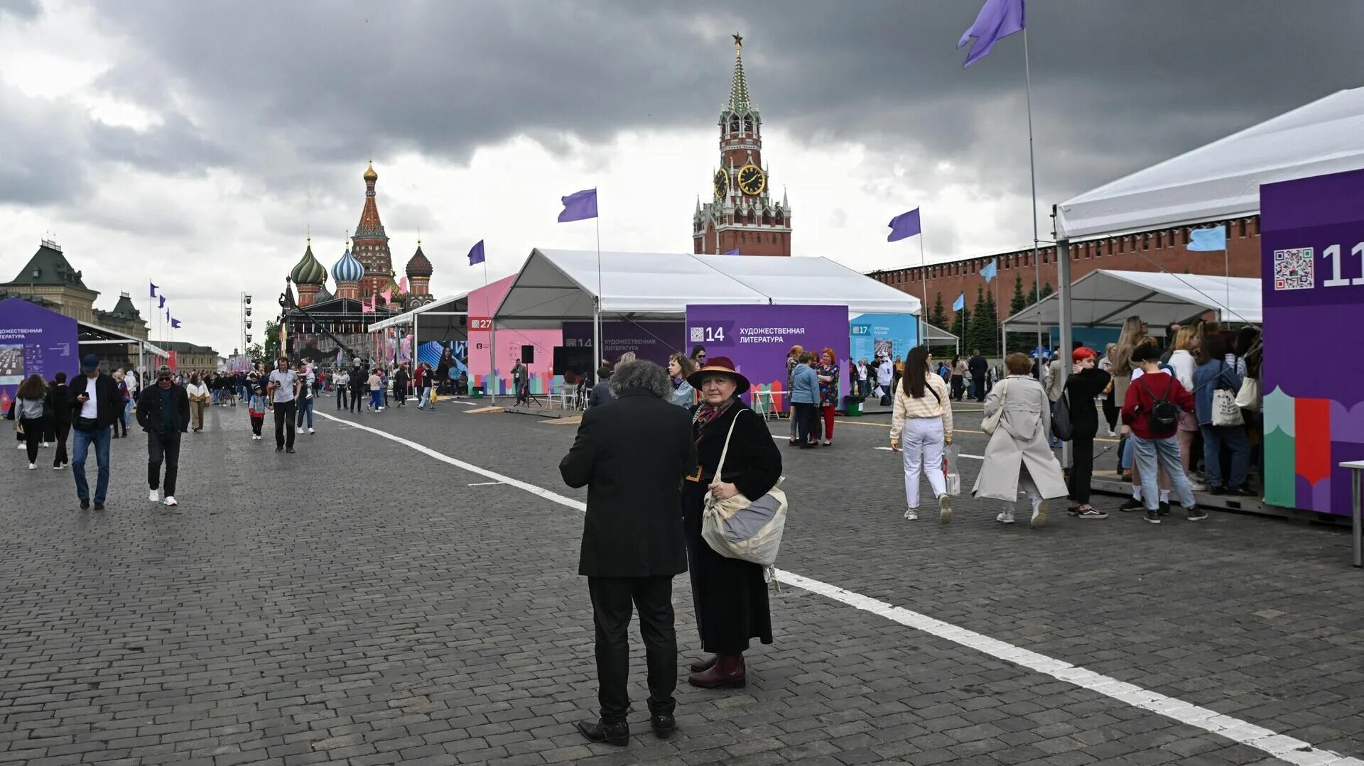 Время новости москва. Книжный фестиваль красная площадь. Книжный фестиваль красная площадь 2022. Москва книжный фестиваль красная площадь. Книжный фестиваль красная площадь в Москве 2021.