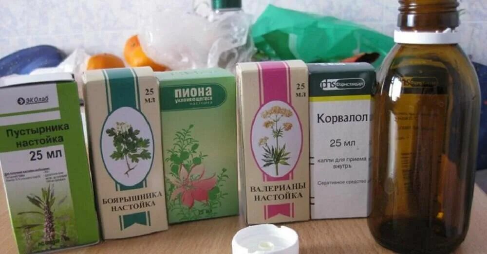 Пустырник валерьяну пион боярышник. Настойка пиона боярышника пустырника валерианы пустырника корвалола. валерьянка пион боярышник корвалол. валерьянка пустырник корвалол. смесь настоек для успокоения.