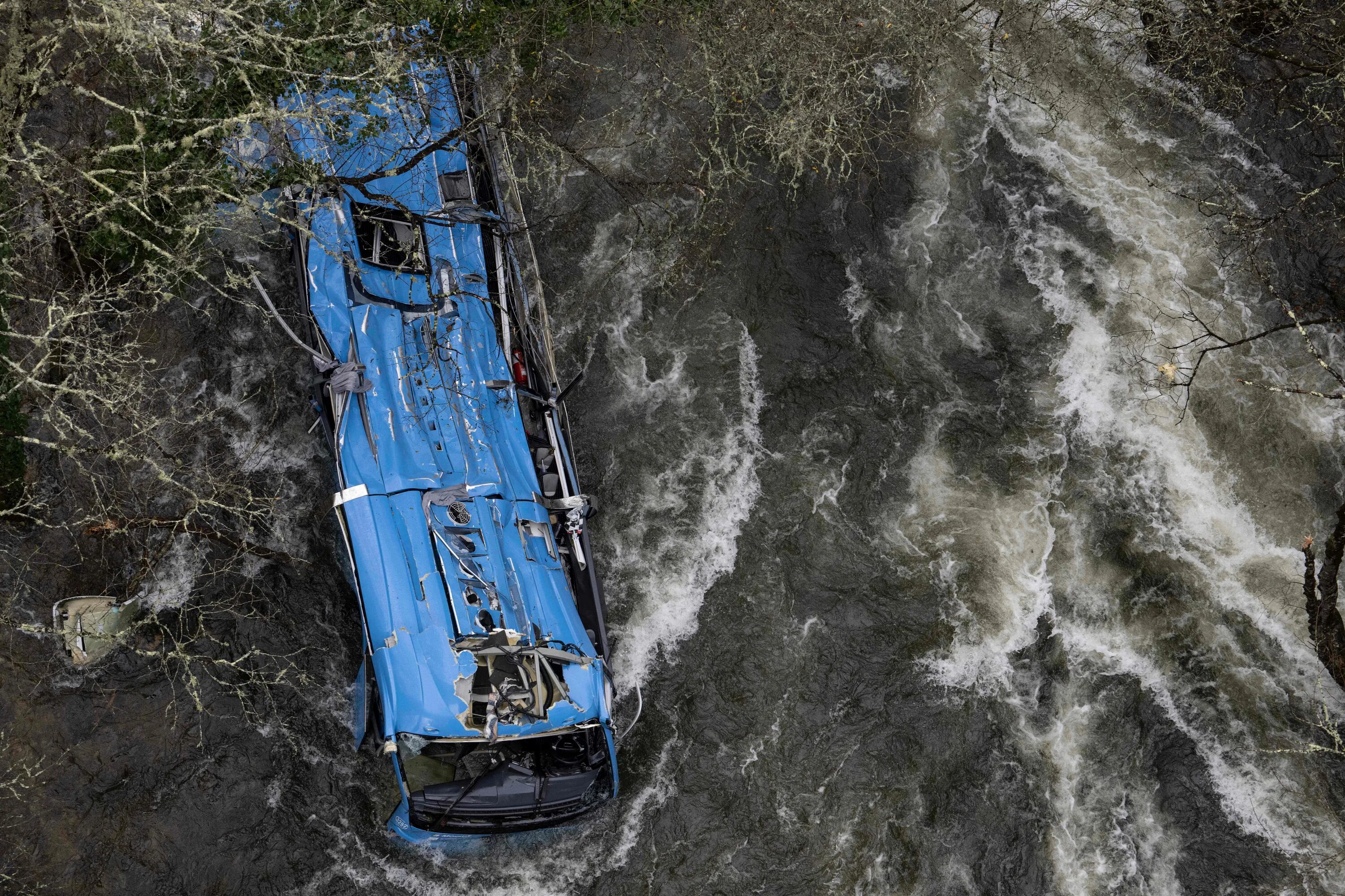 Новости про автобус упавший в воду. Автобус перевернулся в речку. Новости про автобус упавший в воду. Автобус упал с моста в японии. Новости про автобус упавший в воду.