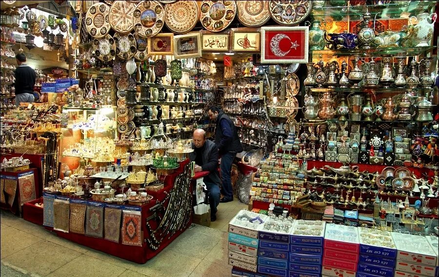 Стамбул где купить. Турецкие сувениры. Турецкий рынок. Стамбул сувениры. Сувенирная Лавка в Стамбуле.