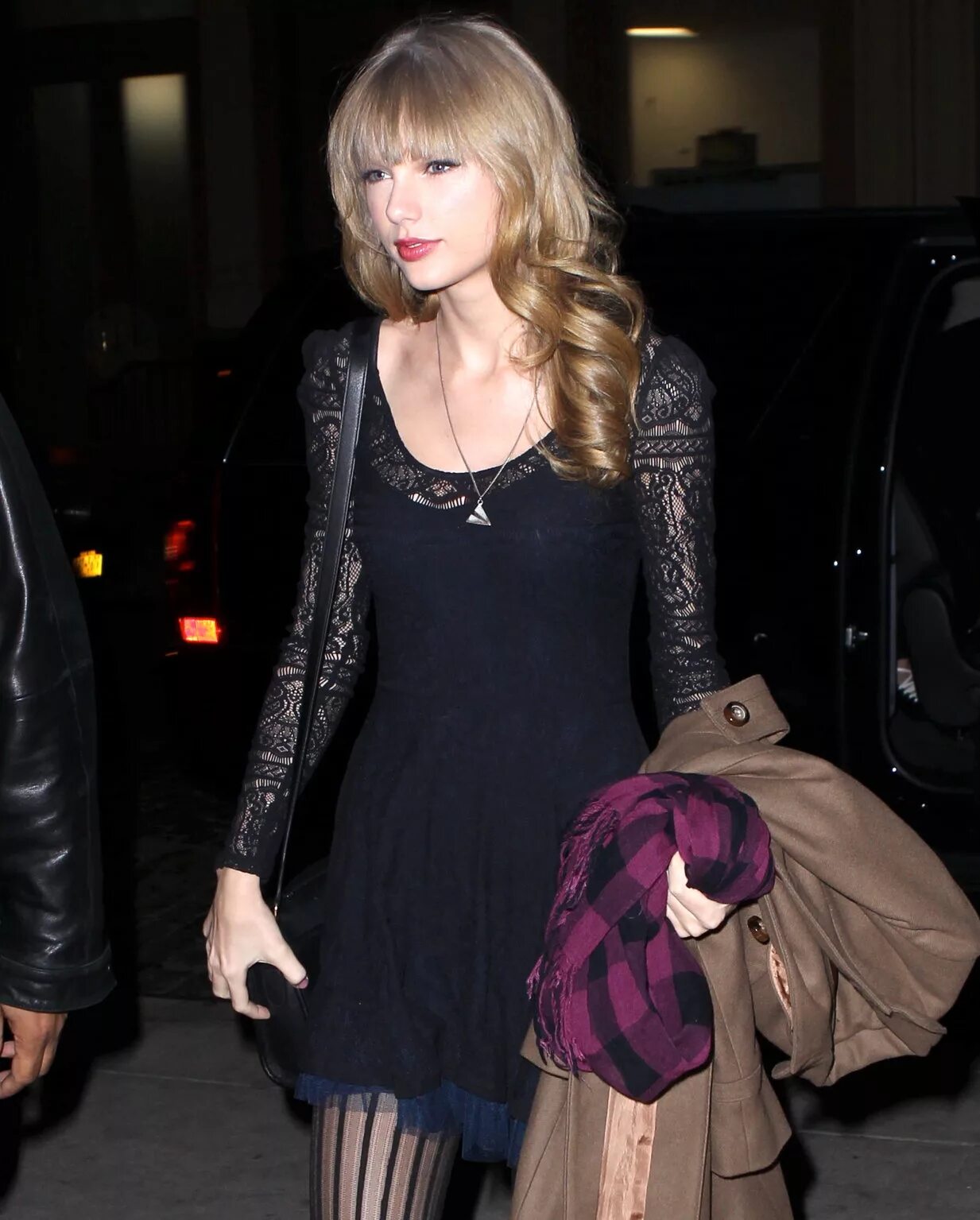 Taylor swift december. Тейлор свифт в обычной жизни. taylor swift black dress. тейлор свифт в платье.