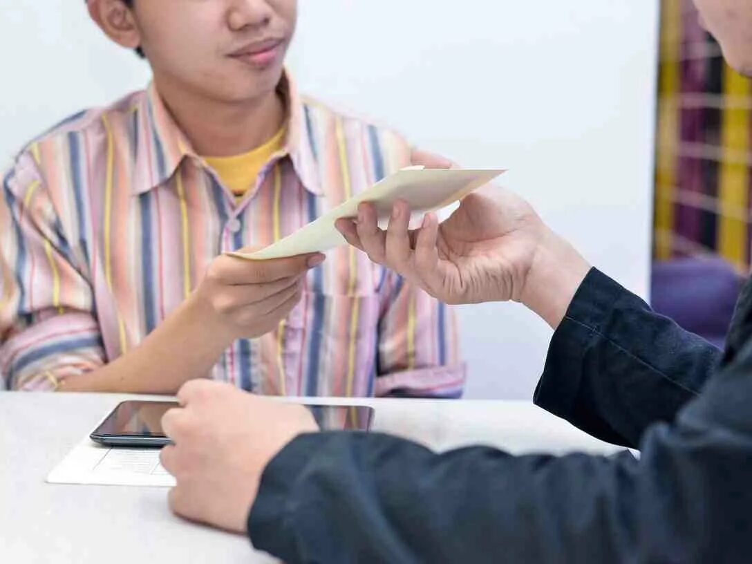 Get a loan. Why we need credit. Человек берёт кредит. Loan application. Красивые фото девушек с деньгами.