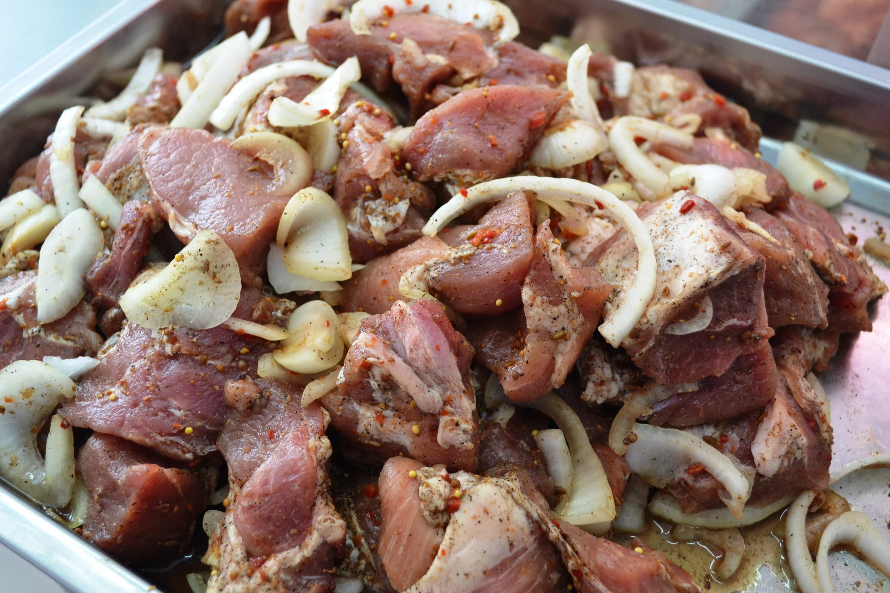 Шашлык мясо мариновать холодильник. Маринад для шашлыка. маринад для мяса. мариновка шашлыка. мясо в маринаде для шашлыка.