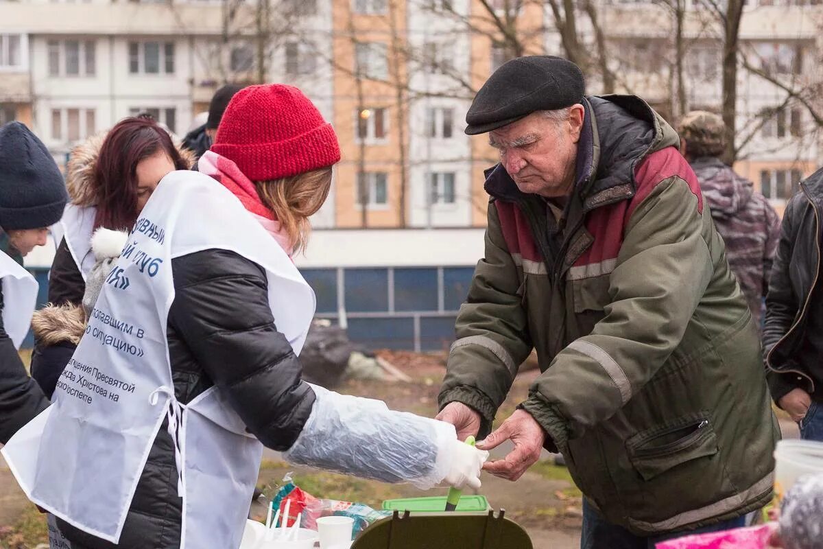 Социальное обслуживание бомж. Социальная поддержка бездомных. Волонтеры и бездомные люди. Помощь бездомным. Волонтеры помогают бездомным людям.