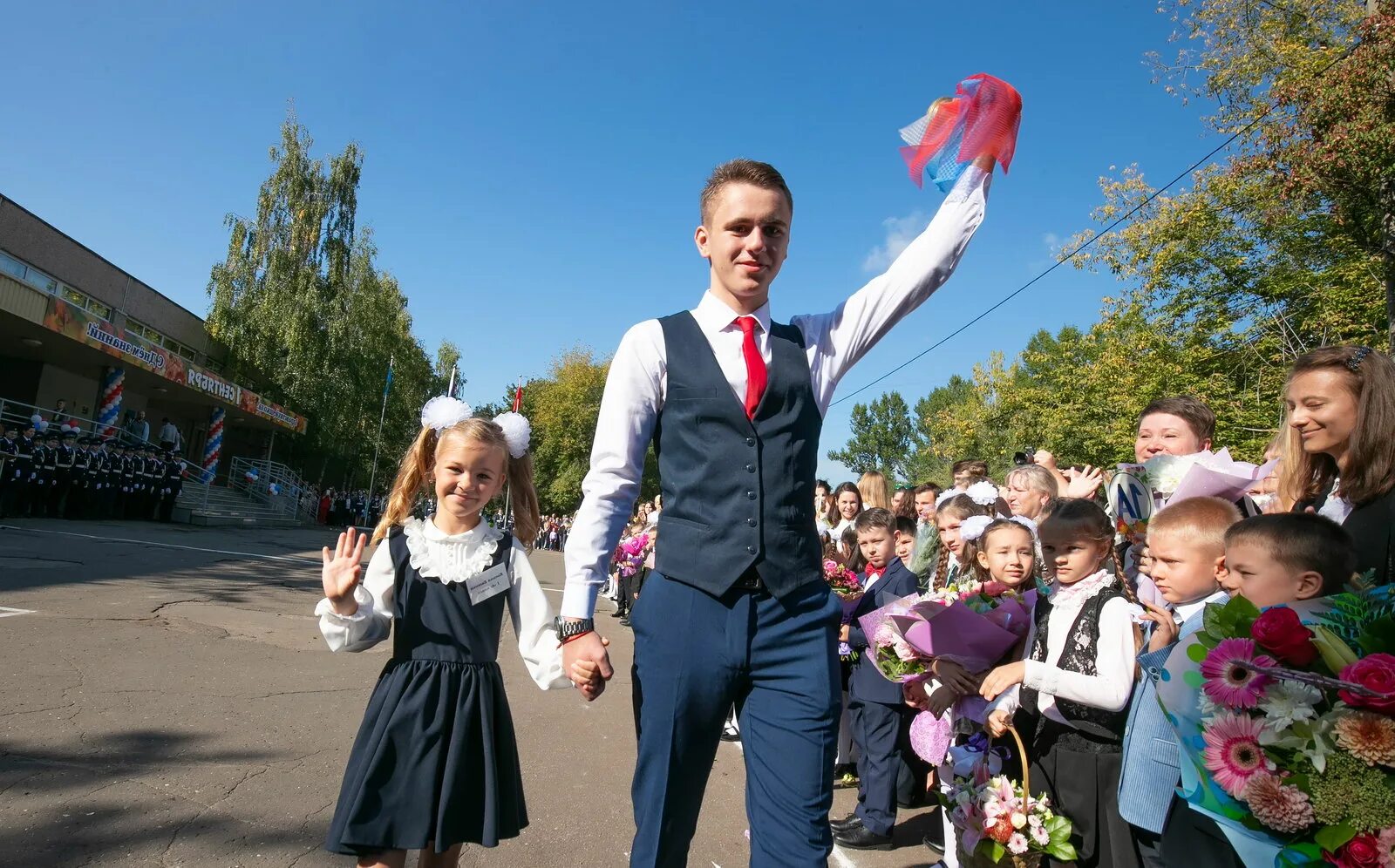 Город озёры школа 3 1 сентября. 1 сентября гимназия примакова линейка. Дети поздравляем ученики. Школьники 1 сентября. Школы с первого сентября.