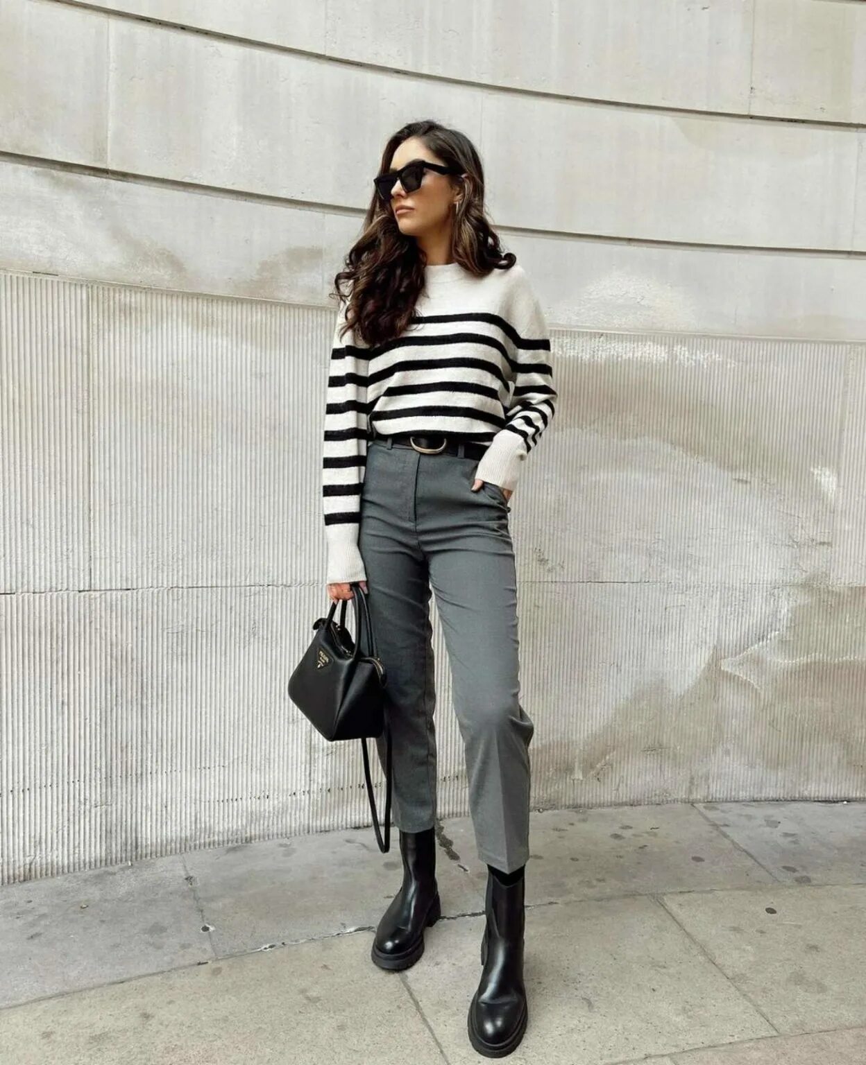 серые штаны сочетание. образы с серыми штанами. серые брюки модный стиль 2024. серые штаны образы. образы с костюмом.