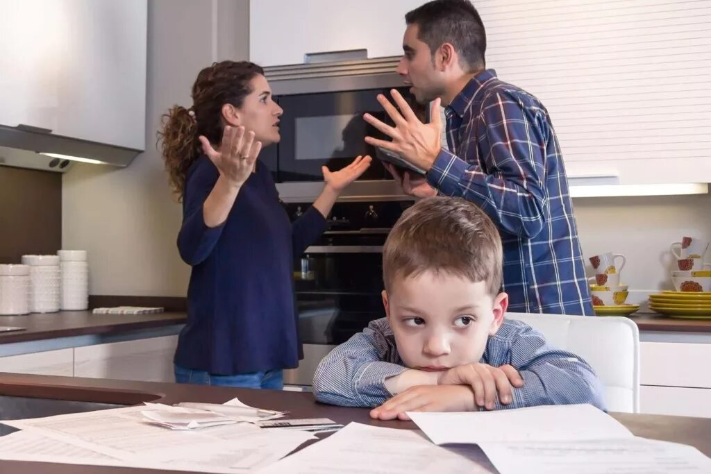 ссора при ребенке. счастливые моменты жизни. семья это сообщество основанное на браке. молодая семья. высказывания о семье.