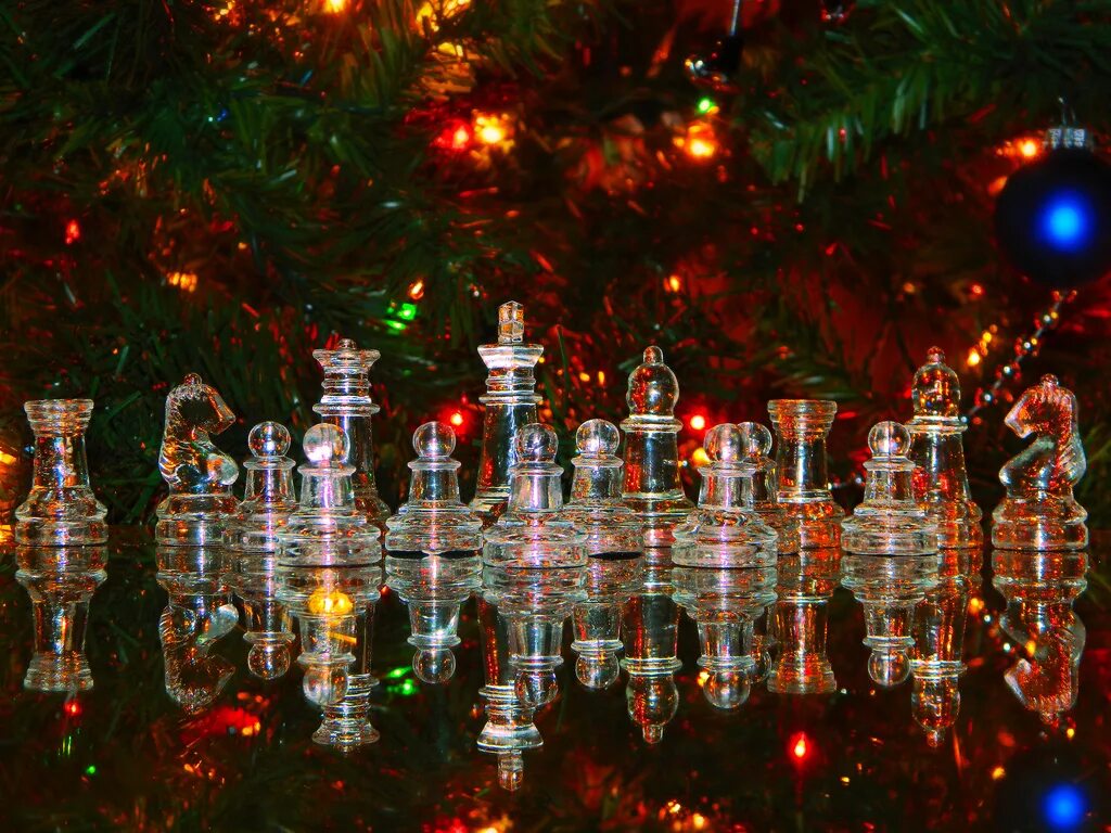 новогодние шахматы. новогодние шахматы. елочная игрушка шахматы. шахматный новый год. новогоднее украшение шахматы.