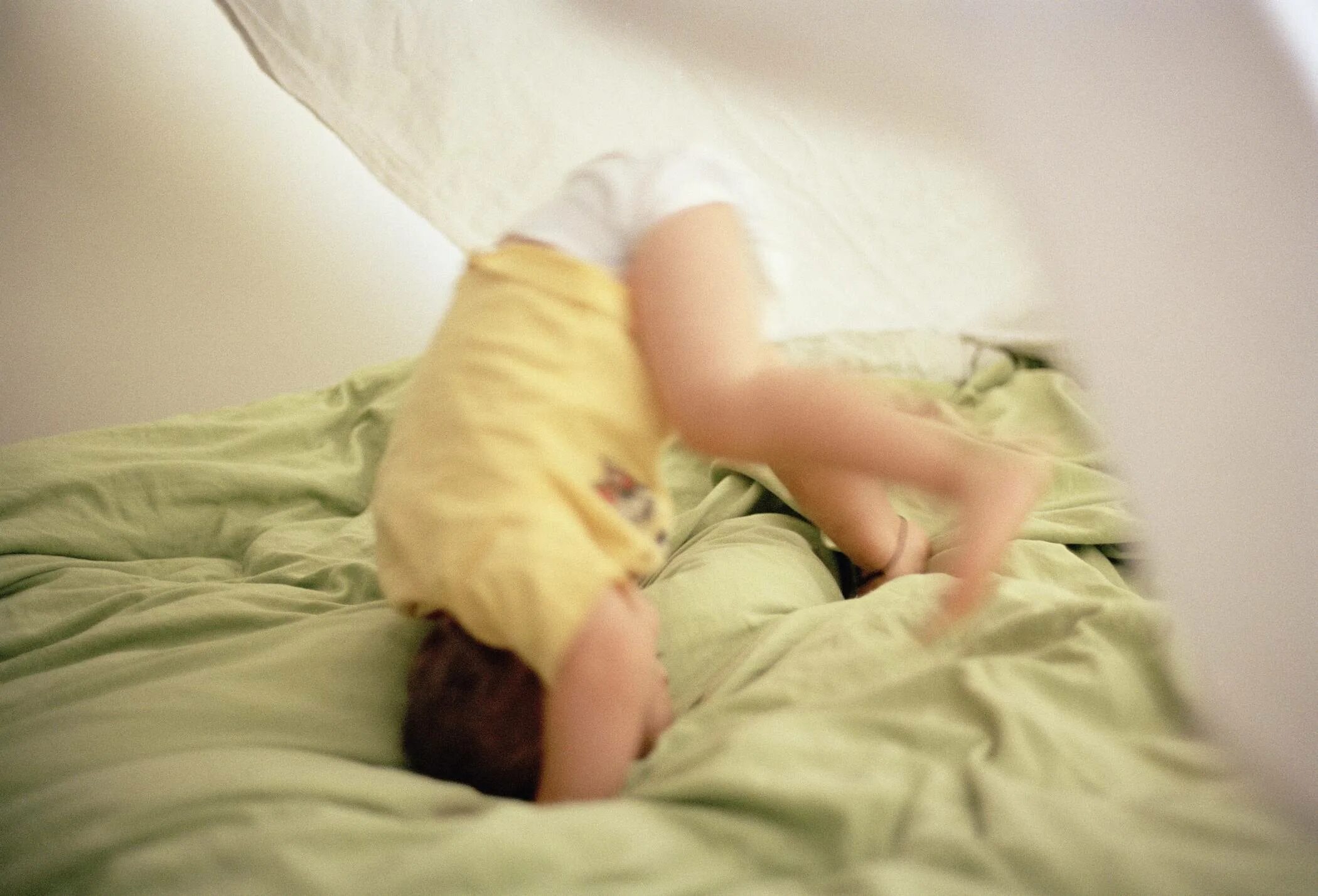 Упала на постель. Кровать для детей. Ребенок падает. Падает на кровать. Ребёнок стоит на постель.