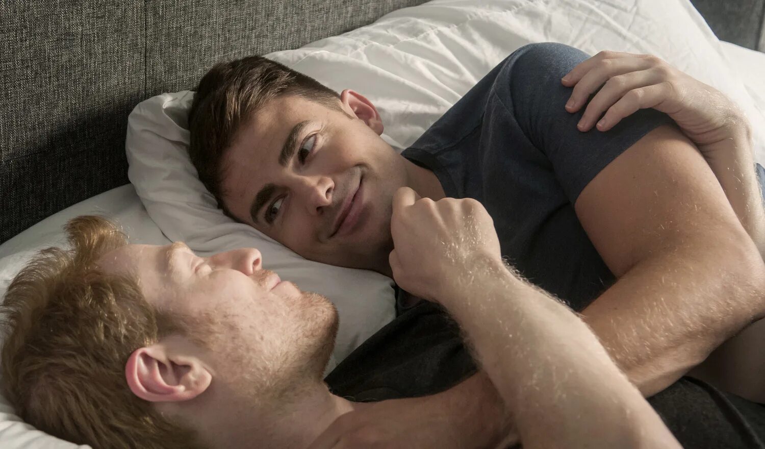 Удовлетворяет братиков. Гомосексуальные мужчины. Два мужчины в кровати. Мужская любовь. Юноши в постели.