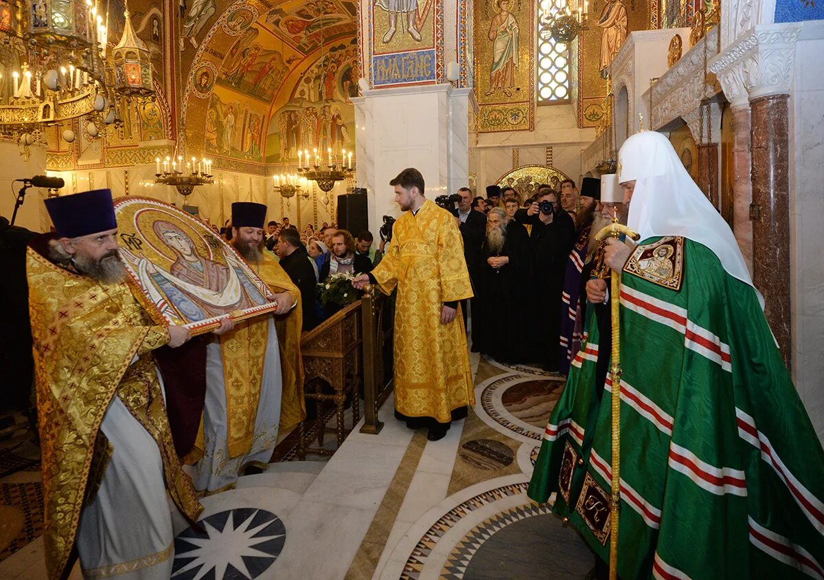Служба в храме в ясенево. Храм покрова пресвятой богородицы в ясенево духовенство. Церковь в ясенево архимандрита. Мелхиседек ясенево настоятель храма. Духовенство покровского собора красноярск.